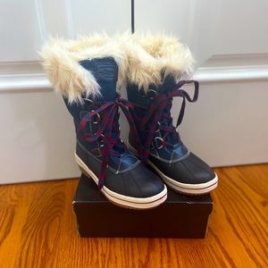 G.H. Bass \u0026 Co. Shoes | Womens Bass Fuzzy Snow Boots with Laces | Color: Black/Blue | Size: 7 | Pm-02966513's Closet